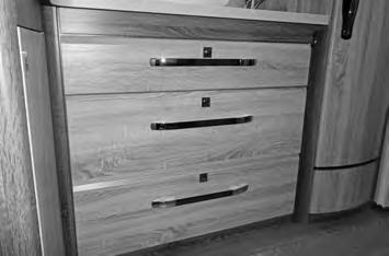 Painonappi keittiön laatikoissa Kulmakeittiön karusellikaappi Avaa kulmakaapin oven lukitus painamalla painonuppia j.