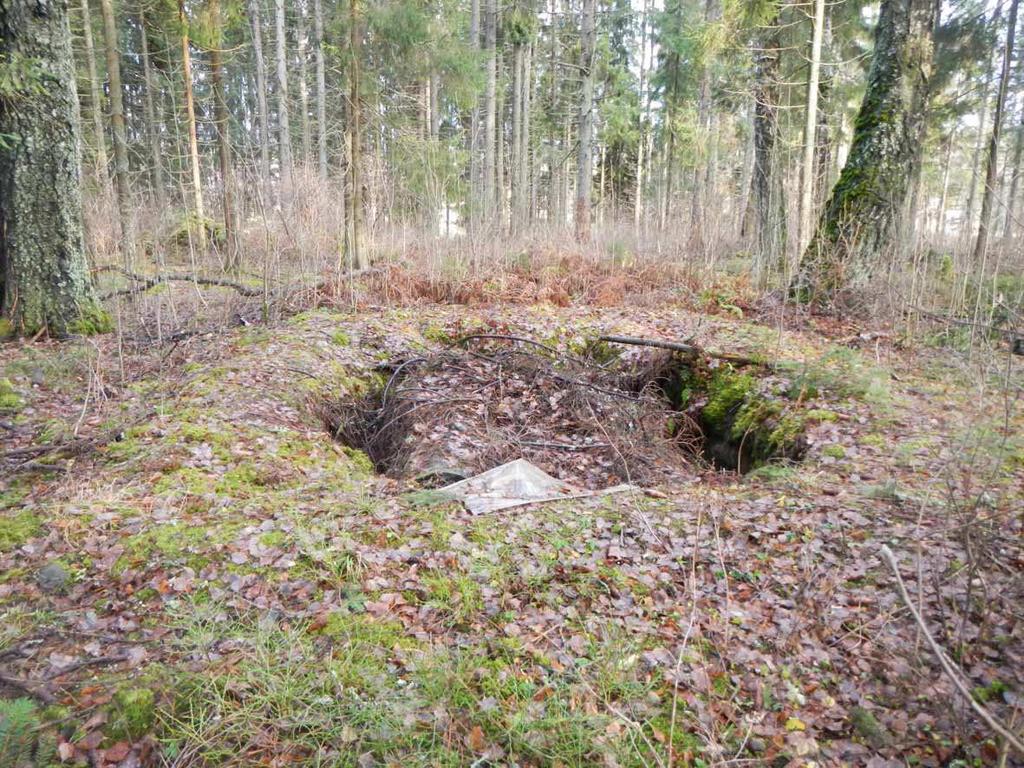 Rakenne B (6805418/326098): Kuoppa, jonka pituus on 2 metriä, leveys 1 metrin ja syvyys 0,4 metriä.