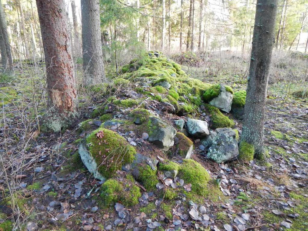 Kuva 22. Rakenne I. (KHH_täydennysinventointi 2013:29) Rakenne J (6805380/326158): Pituudeltaan 4 metriä, leveydeltään 1,5 metriä ja korkeudeltaan 1 metrin oleva kiviraunio.