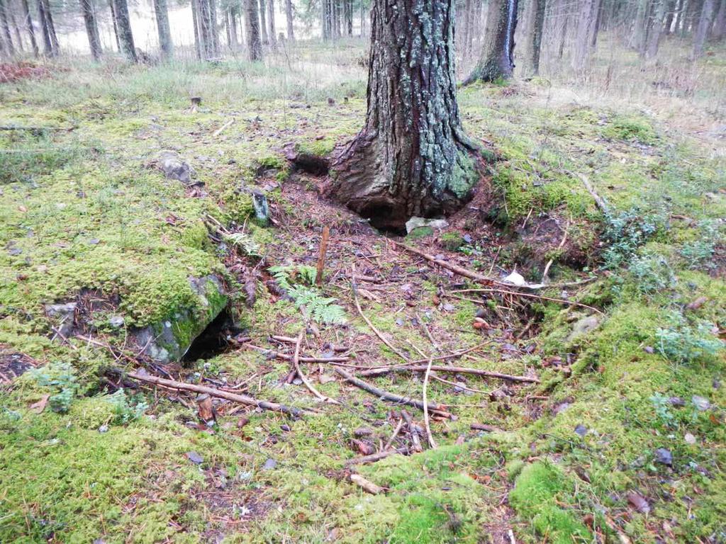 Kuva 26. Rakenne M. (KHH_täydennysinventointi 2013:33) Rakenne N (6805432/326172): Halkaisijaltaan 2,3 metriä oleva pyöreä kuoppa, jonka syvyys on 0,7 metriä.
