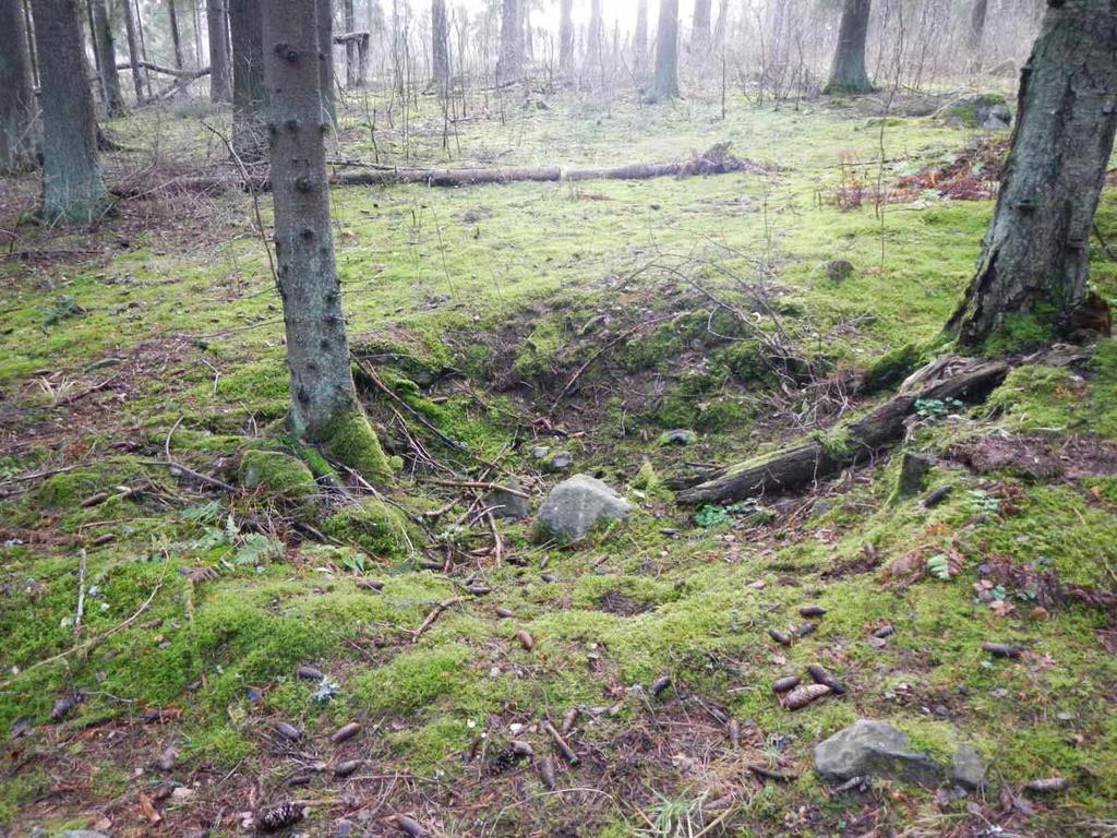 (KHH_täydennysinventointi 2013:34) Rakenne O (6805431/326161): Laajuudeltaan 3 x 2 metriä ja syvyydeltään 0,7 metriä oleva epämääräinen, resentin oloinen kaivanto.