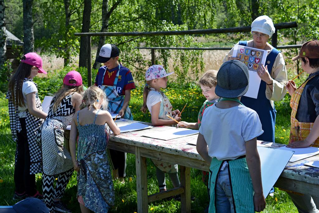 2.1 Konst och kultur i skolans läroplaner Den grundläggande undervisningens nya läroplan betonar kulturkunskap och -färdigheter mer än tidigare läroplaner.