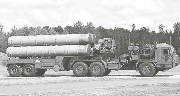 Ohjuslavetit ja ohjukset S-400-järjestelmän ohjuslavetin 5P85TM/TE2 vetäjänä toimii kolmiakselinen maastokuorma-auto.