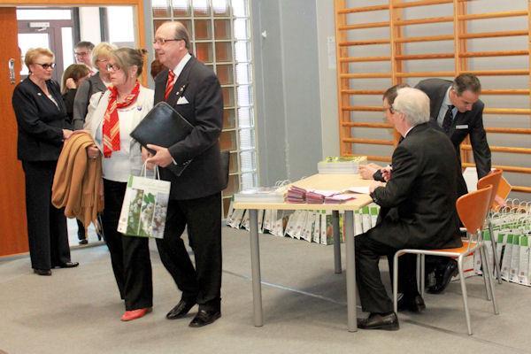 kokouspäivän aamuna paikalle saapui leijonia puolisoineen ympäri maakuntaa hyvissä ajoin ja paikallisen LC Kiskon