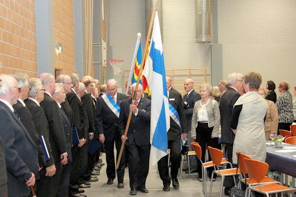 Ateljeerakennuksen ulkopuolella pihamaalla oli myös useita taideteoksia ja arvokkain niistä oli kuninkaan tuoli, jossa oli lukuisia pieniä yksityiskohtia