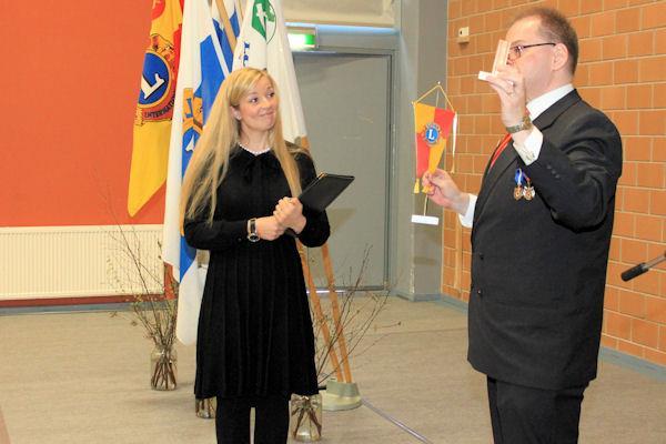 Koskettavan lauluesityksen päätteeksi piirikuvernööri luovutti A-piirin viirin kuoron johtajalle muistoksi tapahtumasta.