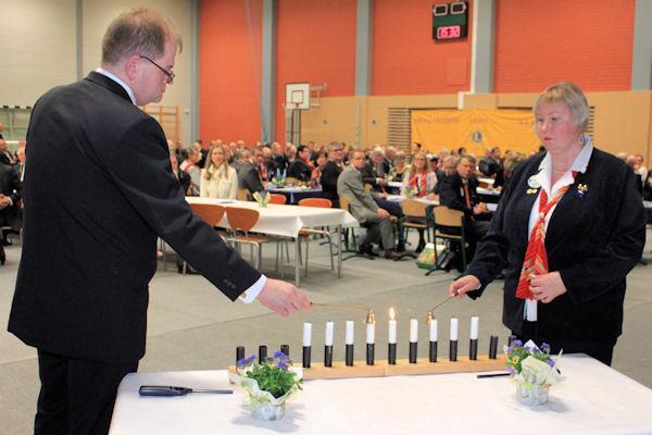 Kiskon juhlassa piirikuvernööri suoritti juhlallisen vihkitoimituksen avustajanaan PDG Bo