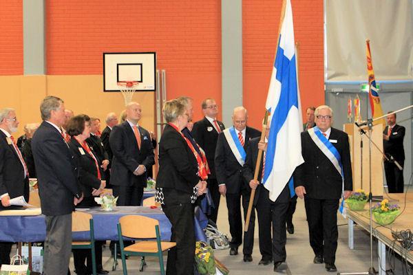Juhlan lopuksi laulettiin Varsinaissuomalaisten laulu sekä Maamme laulu, jonka jälkeen liput