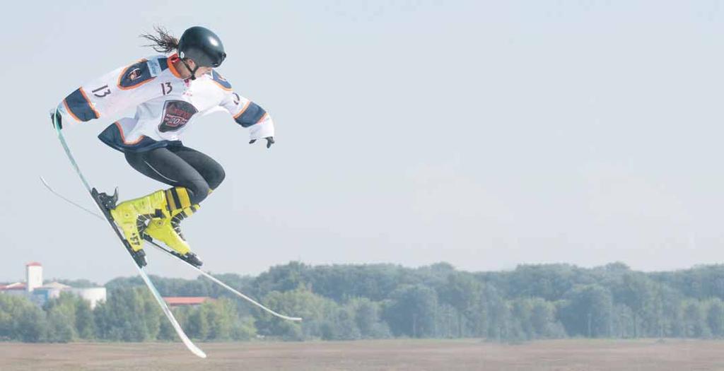 LYŽOVANIE 17 Akrobatická lyžiarka ZUZANA STROMKOVÁ sa pripravuje na sezónu, z ktorej chce olympijskú miestenku Blíži sa poludnie a vonku doznieva jeden z posledných horúcich dní tohto leta.