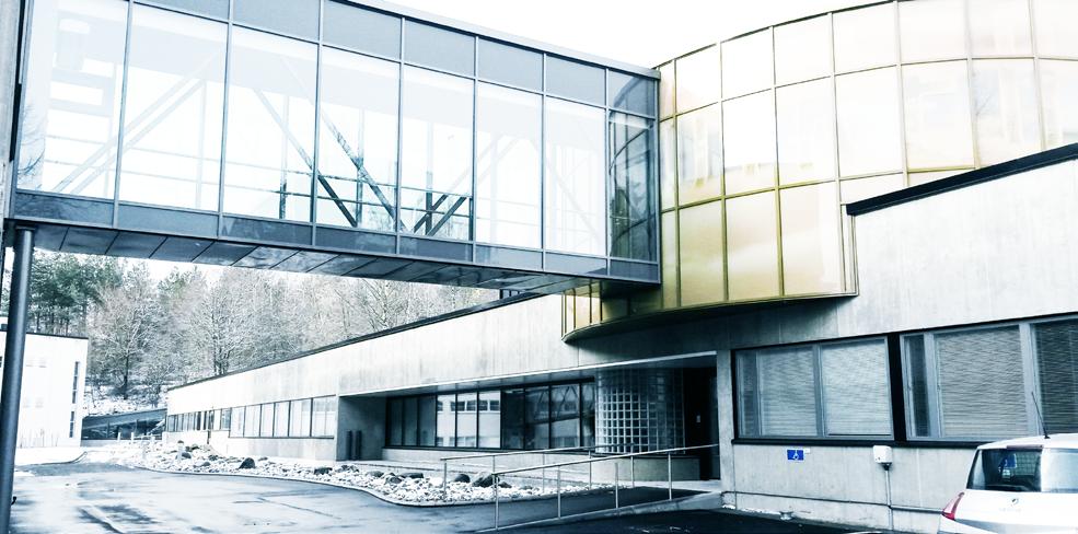 ussihteerivetoisesta järjestelmästä ja työtavasta, kohti aidosti tuomarivetoista lainkäyttöä. Lainkäytön tukena toimii osaava ja tehokkaasti toimiva perushallinto ja lainkäyttöä avustava henkilöstö.