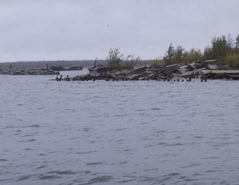 Kuvia Pateniemen sahan ranta-alueesta Pateniemen sahan rantaa hallitsee kaksi pistolaituria, pohjoisempi Kiusalanniemi ja eteläisempi Huikoseniemi.