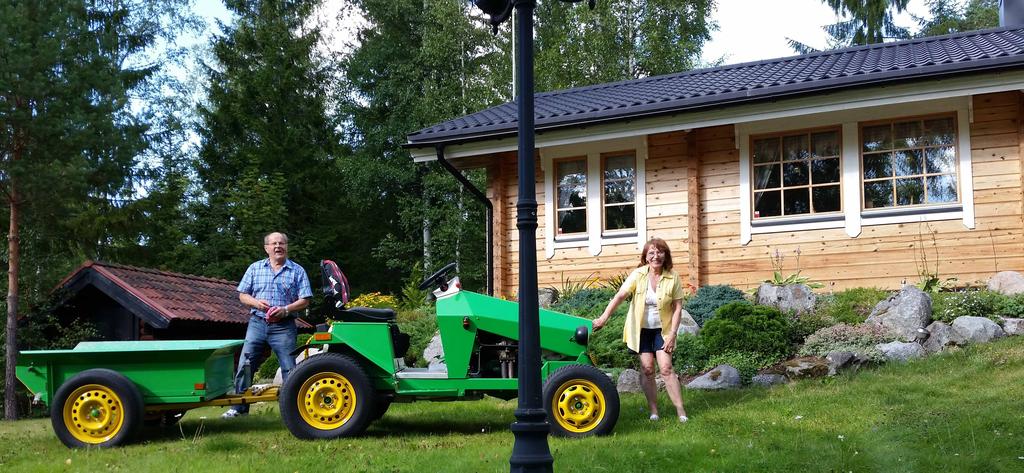 Vuodesta 1963 hän työskenteli Posti ja lennätinlaitoksessa.