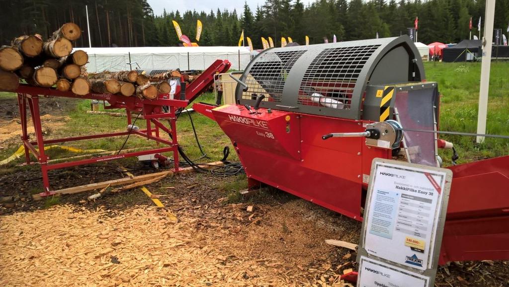 Poveria biomassasta -hanke 6 Hakki Pilke Easy 38 ja Hakki Feed 422 Valmistajan mukaan Easy 38 klapikone on ergonominen tehopakkaus, joka katkaisee ja pilkkoo halkaisijaltaan jopa 38 cm puut.