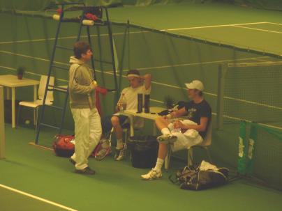 huippuvalmentaja Peter Carlsson päivän vieraanamme. Jäseniä on enemmän kuin koskaan ja tennisvuorot hallissa varattuja. Joten jos vuoron haluat, varaa se hyvissä ajoin!