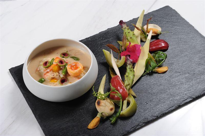 Paste makujen vilkas sinfonia Tämä uusi ravintola sijaitsee Gaysorn-ostoskeskuksen kolmannessa kerroksessa. Se tarjoaa rehellistä ja tuoretta thai-ruokaa.