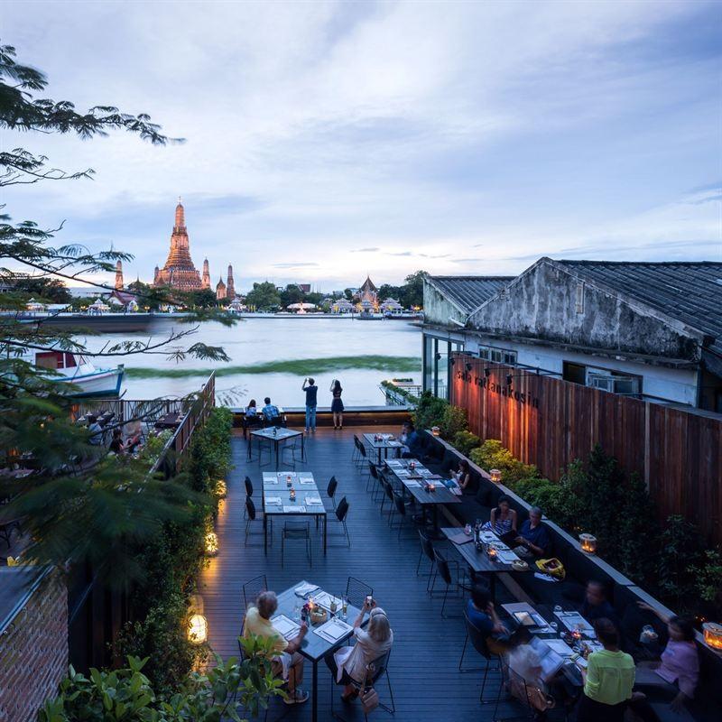 Sala Rattanakosin ravintola ja kattobaari joen varrella Sala Rattanakosin tarjoaa upeimmat näkymät Bangkokiin. Kaksikerroksisessa ravintolassa on sisäpaikkoja ja ulkoalue veden äärellä.