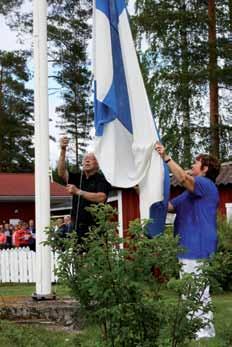 Yhteisen lippulaulun jälkeen saatiin kuulla Jouko Venäläisen laulamana Inkerin ballaadi ja Anneli Ojalan