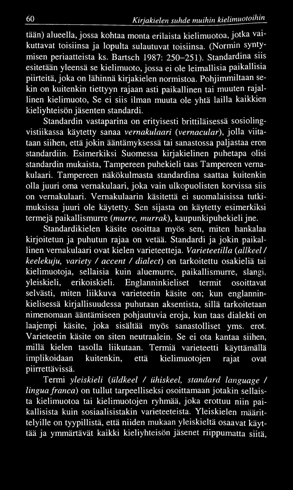 60 Kirjakielen suhde muihin kielimuotoihin tään) alueella, jossa kohtaa monta erilaista kielimuotoa, jotka vaikuttavat toisiinsa ja lopulta sulautuvat toisiinsa. (Normin syntymisen periaatteista ks.