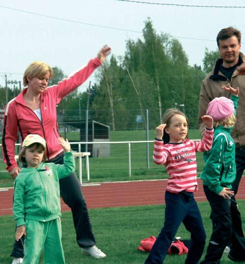 Perinteiden mukaisesti kuluneen vuoden aikana tasalukuisen määrän suorituksia saavuttaneet reippailijat palkittiin kullanvärisellä, kaiverretulla laatalla.