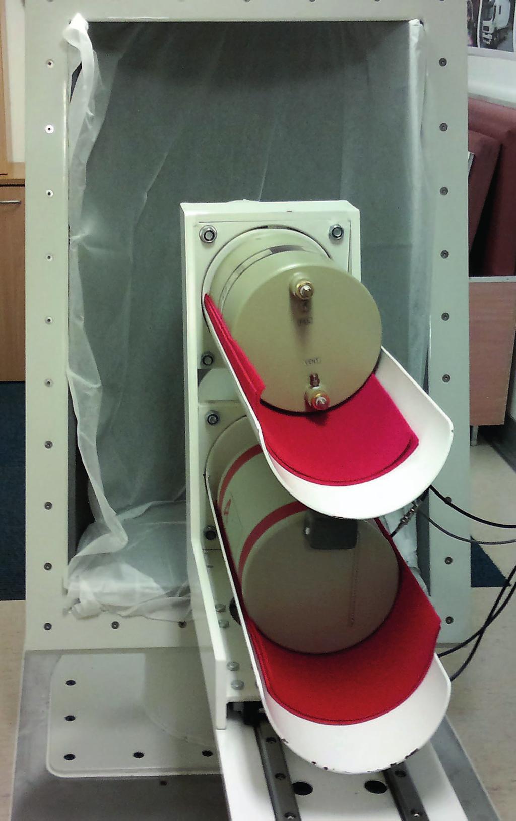 Liikkuvan laboratorion taustasuoja ja ilmaisimet. Bild 10.1b. Mätningsstol i det mobila laboratoriet.