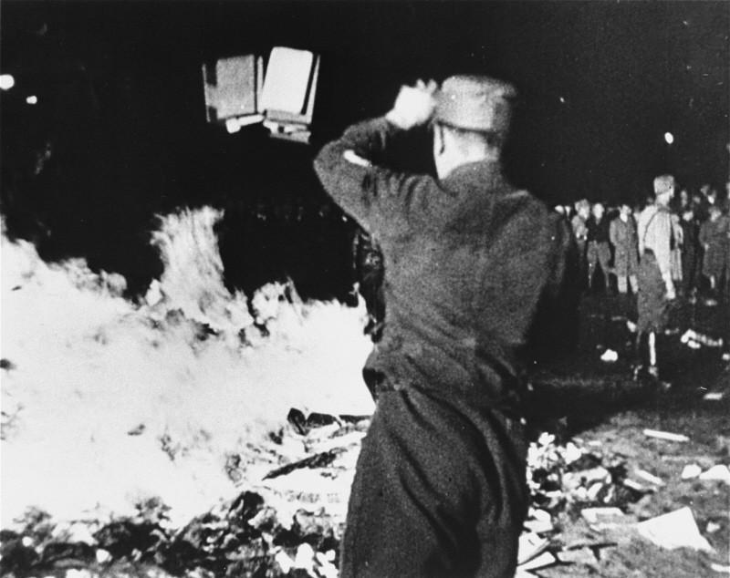 Marga Himmler Hitlerin seksuaalisuudesta on puhuttu ja kirjoitettu paljon turhaa, koska vyön alle lyöminen on tärkeä osa henkilön mustamaalaamista.