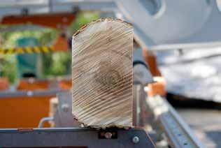 13. Molemmat kädet kahvalla liu uta vaunua varovasti kohden puuta, kunnes sahan terä alkaa leikkaamaan (LumberPro HD36 P/LumberPro HD36 E-Twin).