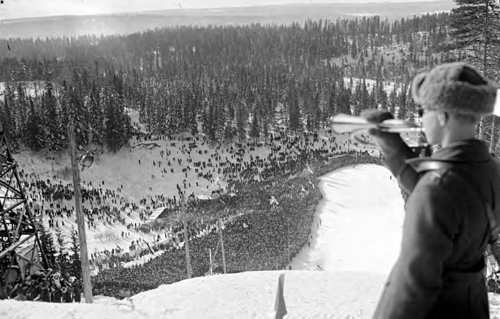 Puijon hyppyrimäet, laskettelurinne ja kelkkailumäki Puijon ensimmäinen hyppyrimäki rakennettiin 1910-luvulla Peipposenrinteelle.