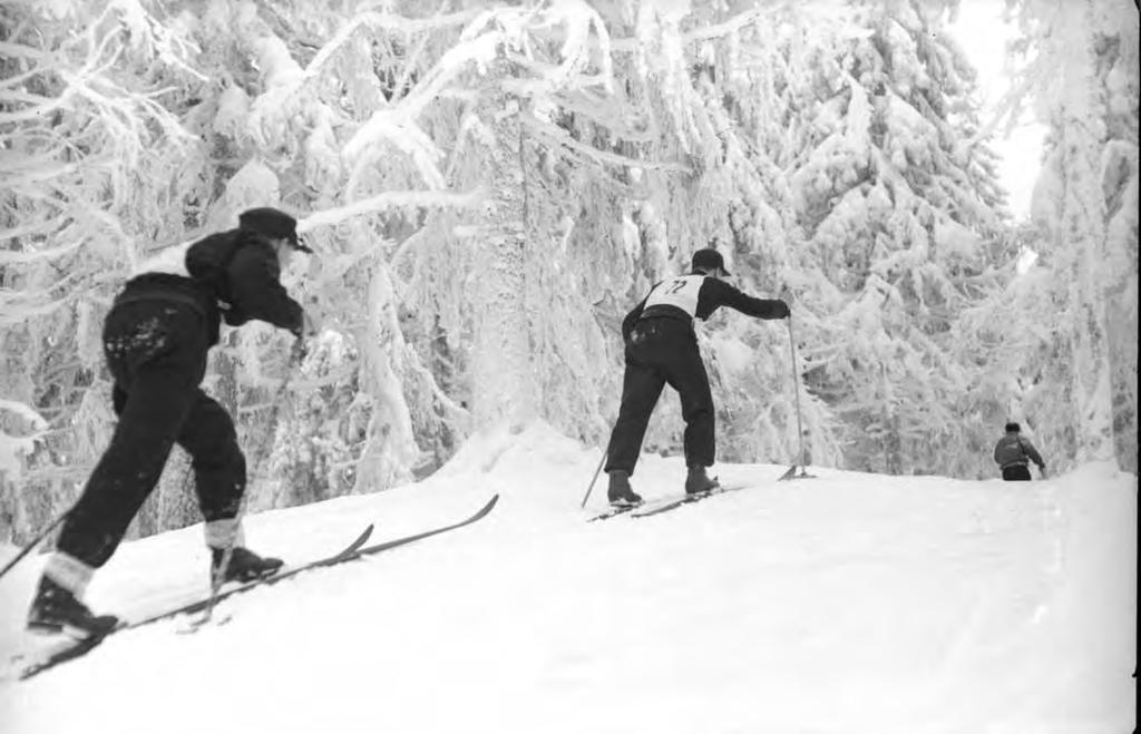 Suomen ensimmäinen kelkkamäki avattiin Puijolle vuonna 1913. Kelkkamäki noudatti ns. vanhaa Puijon tietä. Tien alaosaan tehty lähes 200 metriä pitkä kaarre on vieläkin nähtävissä maastossa.