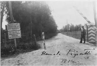 2.2.2 Kasarmi venäläisenä keskitysleirinä Tampereen Rykmentti asettuu Hennalaan 1919 1920 Keväällä 1920 sijoitettiin 700 800 itärajan takaa Suomeen pyrkivää venäläistä ja karjalaista pakolaista