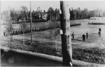 Saapuessaan Hennalaan osalla pakolaisista oli perheet mukanaan. Useat tulijat olivat pukeutuneet kuluneisiin tsaarinajan univormuihin, ja heidän kenkänsä olivat rikkinäisiä.