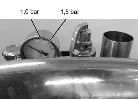 Käyttöohjeet 4. Säädä padan keittolämpötilaksi 120 C painamalla lämpötilan lisäyspainiketta. 5. Kun lämpötila 120 C on saavutettu, tarkista, että painemittari osoittaa noin 1,0 barin painetta. 6.