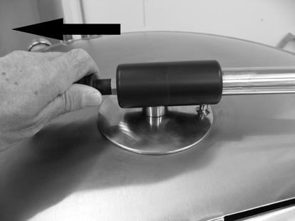 täyttöaukon suojakansi Kannen purku osiin 1. Sulje kansi. 2. Poista turvaritilän kansi nostamalla sitä suoraan ylöspäin. 3.