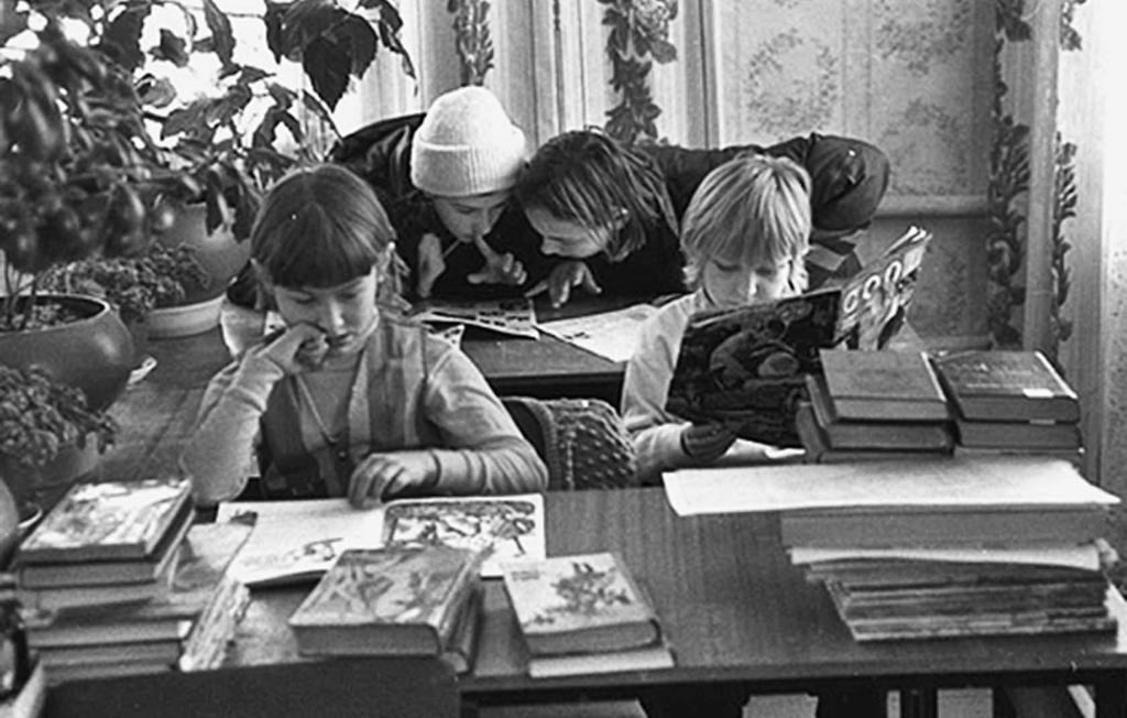 10 «Oma Mua» 13. elokuudu 2014»» kylän elostu Kirjastoloin elaigua eläjes»»enne kirjasto oli piälimäzii kohtii kyläs. Sie lugiettih, vastavuttih, viettih joudavua aigua.