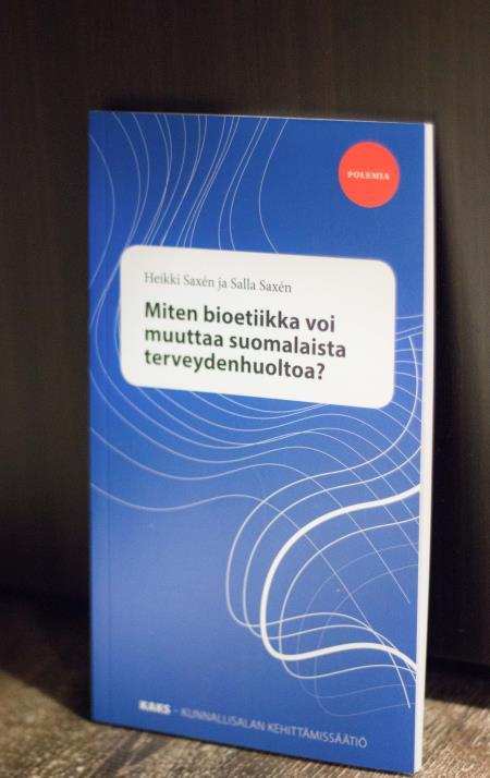 3 PAMFLETTI Kunnallisalan kehittämissäätiö julkaisi syksyllä 2016 yhdessä vaimoni Salla Saxénin kanssa kirjoittamani pamfletin Miten bioetiikka voi muuttaa