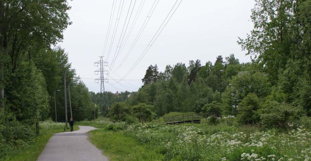 2/8 Voimajohdot ja Mustapuron ylittävät sillat ovat keskeisessä asemassa Mustapuronpolulla liikuttaessa.