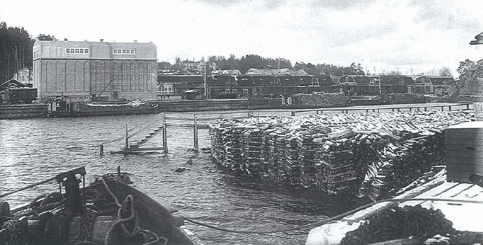 Kuva Savonlinnan tavarasatamasta, joka rakennettiin Haislahteen, koska sinne oli helpointa rakentaa rautatie ja makasiinirakennuksia.