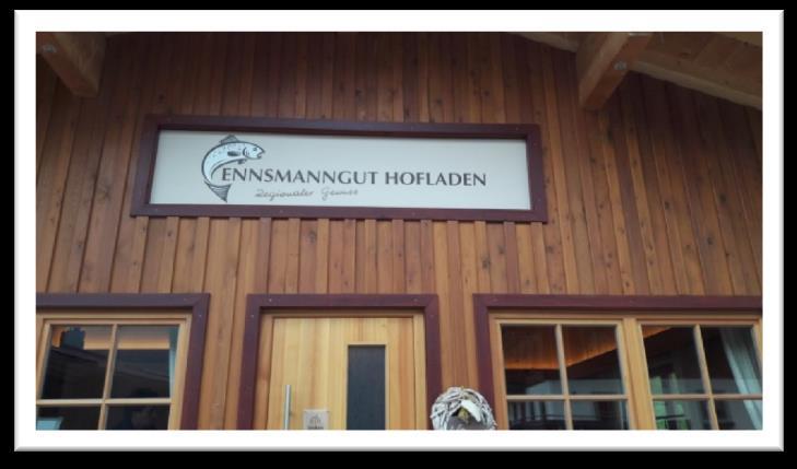 Ennsmanngut Hofladen, kalan kasvatusta ja jalostusta Teimme pienen kävelylenkin metsän halki läheiselle maatilalle nimeltään Ennsmanngut, jossa kalankasvatus on toinen päätuotantomuoto