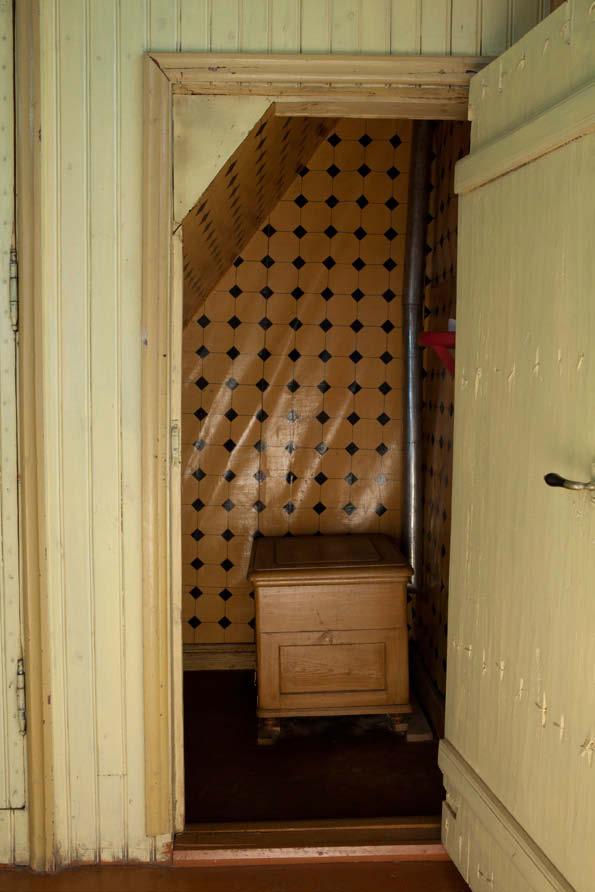Toiletti Sisävessa on rakennettu eteisen itäseinälle, vintin
