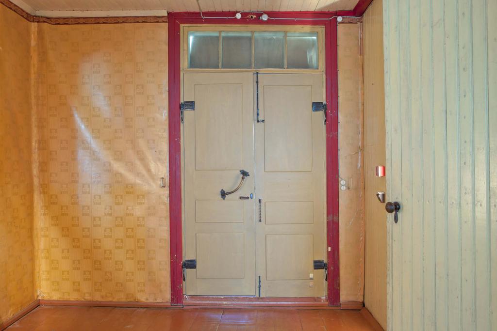 Vauriokartoitus pohjoisseinä Pohjoisseinä korkeus 318cm ja kokonaisleveys 353cm (ei eteinen Hugon huoneeseen) Shellakka on tummentunut kuten edellisessä.