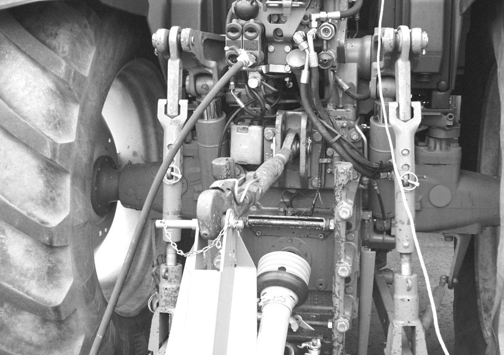 Käyttöönotto Hydrauliletkua irrotettaessa hydraulijärjestelmän tulee olla paineeton sekä traktorin että työkoneen puoleisessa päässä. Irrota hydrauliletku ja aseta suojatulpat paikalleen.