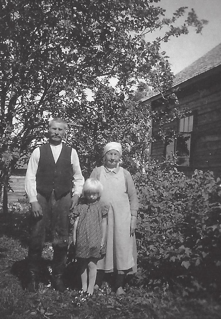 16 Irja Hyle muistelee evakkoon lähtöjä Irja Hyle, o.s. Ossi, viettää eläkepäiviä puolisonsa Eeron kanssa Pertunmaalla. Irja on syntynyt Raudun Suvenmäellä v.