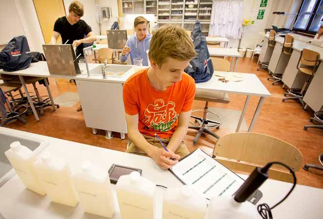 Suodatinpaperit punnittiin aluksi uunikuivattuina, minkä jälkeen niiden läpi suodatettiin kaksi
