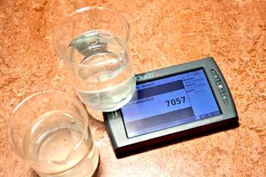Mittasimme maastossa veden virtausnopeuden Vernier LabQuest2:n virtausmittarilla (FLO-BTA), ja lämpötilan, sähkönjohtavuuden ja TDS:n (Total Dissolved Solids) Aquashock Water Purity Kit -mittarilla.