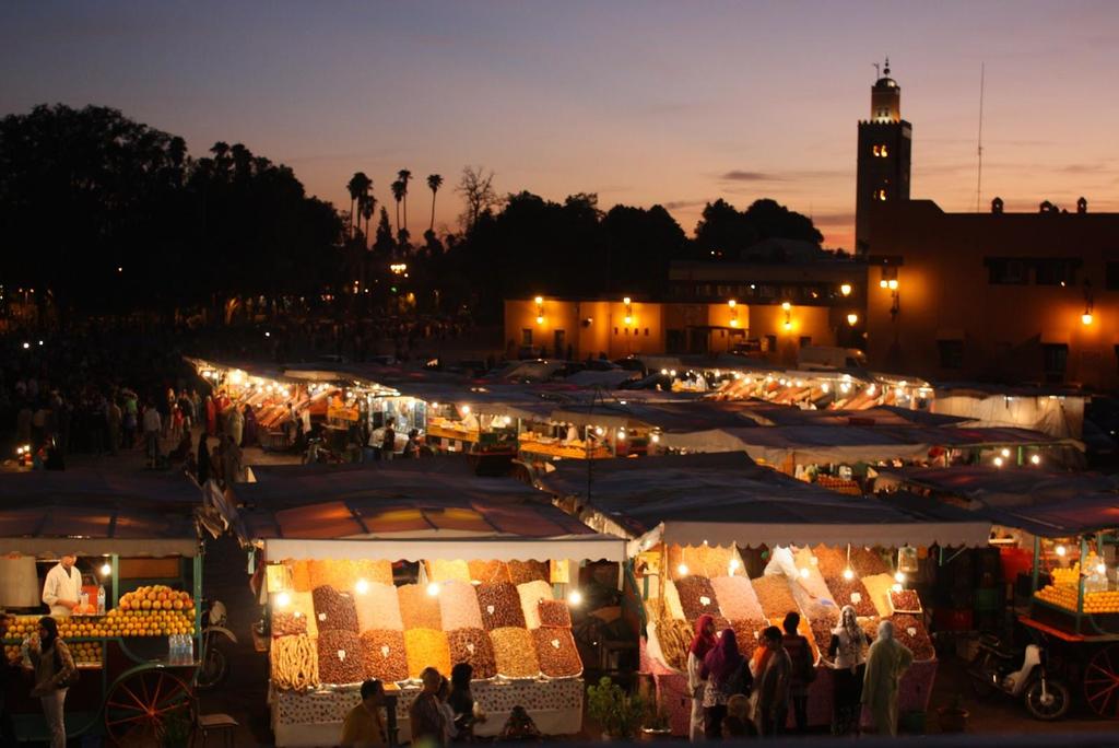 MARRAKECH, MAROKKO Keskilämpötila lokakuussa: 21 C, marraskuussa: 17 C, Aurinkotunteja päivässä: 8 h, Lentoaika: 5 h 30 min (suora) Iltakuuden aikoihin koko Djemaa el-fnan tori muuttuu valtavaksi