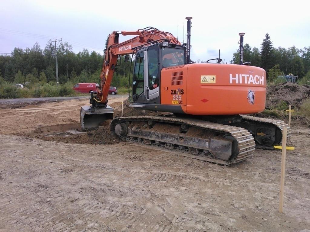 20 7.2 Ensimmäisen vaiheen rakentaminen Tuulivoimala työmaan rakentaminen päästiin aloittamaan 8.8.2013 kaivinkoneella pintamaidenpoistolla ja raivauksella sekä mittauksilla.