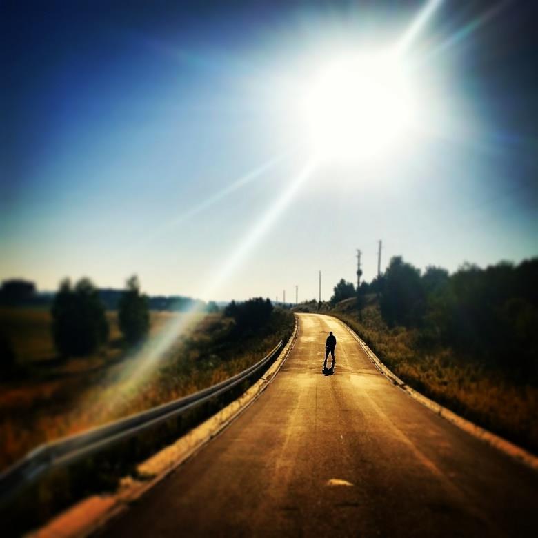Ilmaston muuttumiseen vaikuttavat useat luonnolliset tekijät, kuten auringon aktiivisuus, pienhiukkasten määrä ilmakehässä ja merivirrat.