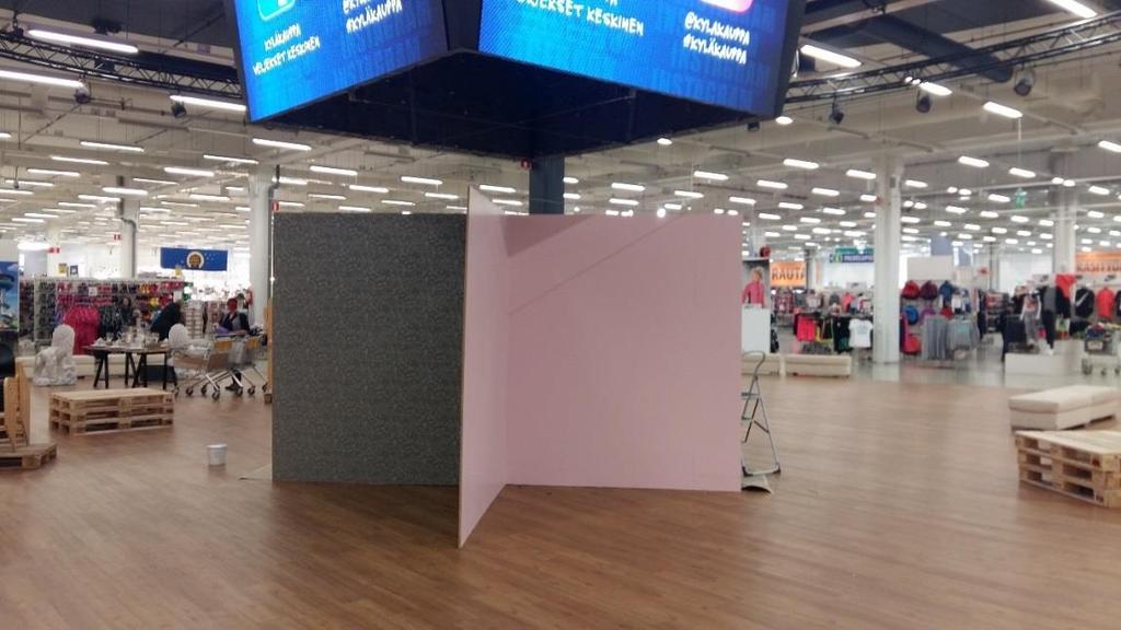 Heidän avustuksellaan seinäkkeet myös pystytettiin maanantain aikana.