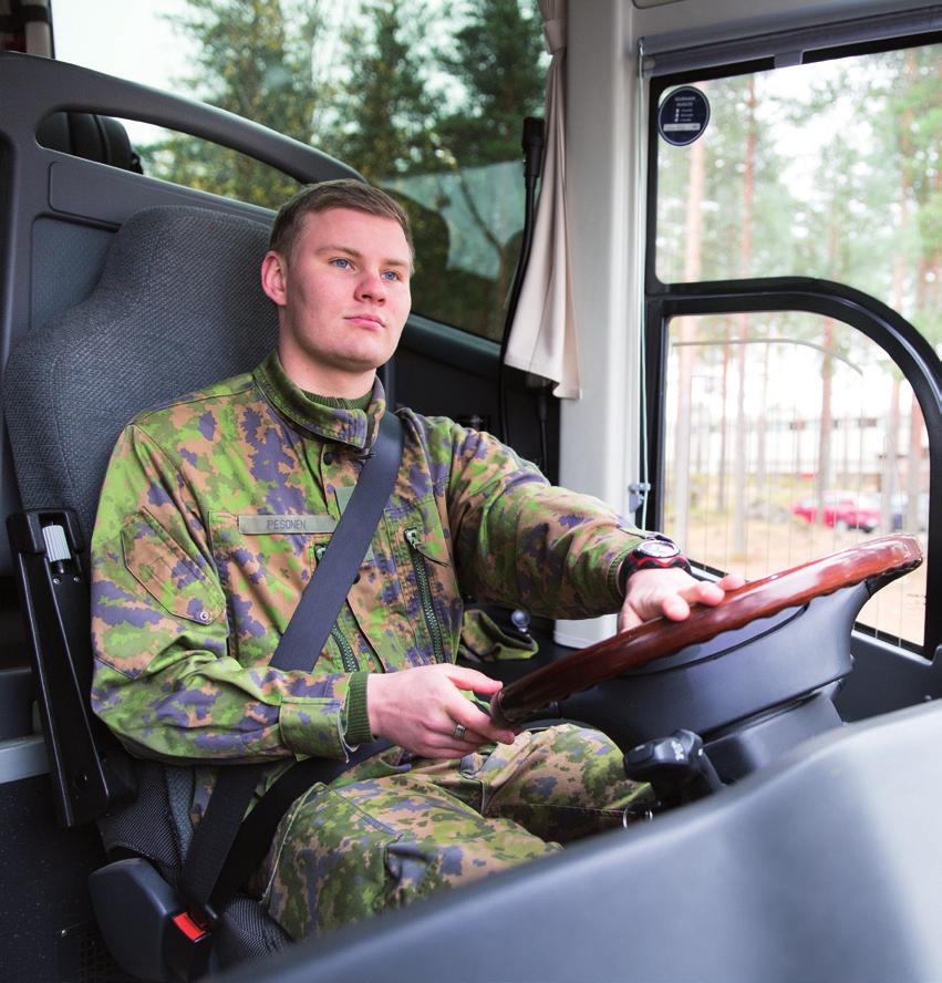 Peruskoulutuskauteni kesti vain neljä viikkoa, ja sitten lähdin jo autokouluun, Pesonen kertoo. Kuljettajan palvelusaika on yhtä pitkä kuin johtajakoulutuksen saaneilla, eli 347 päivää.