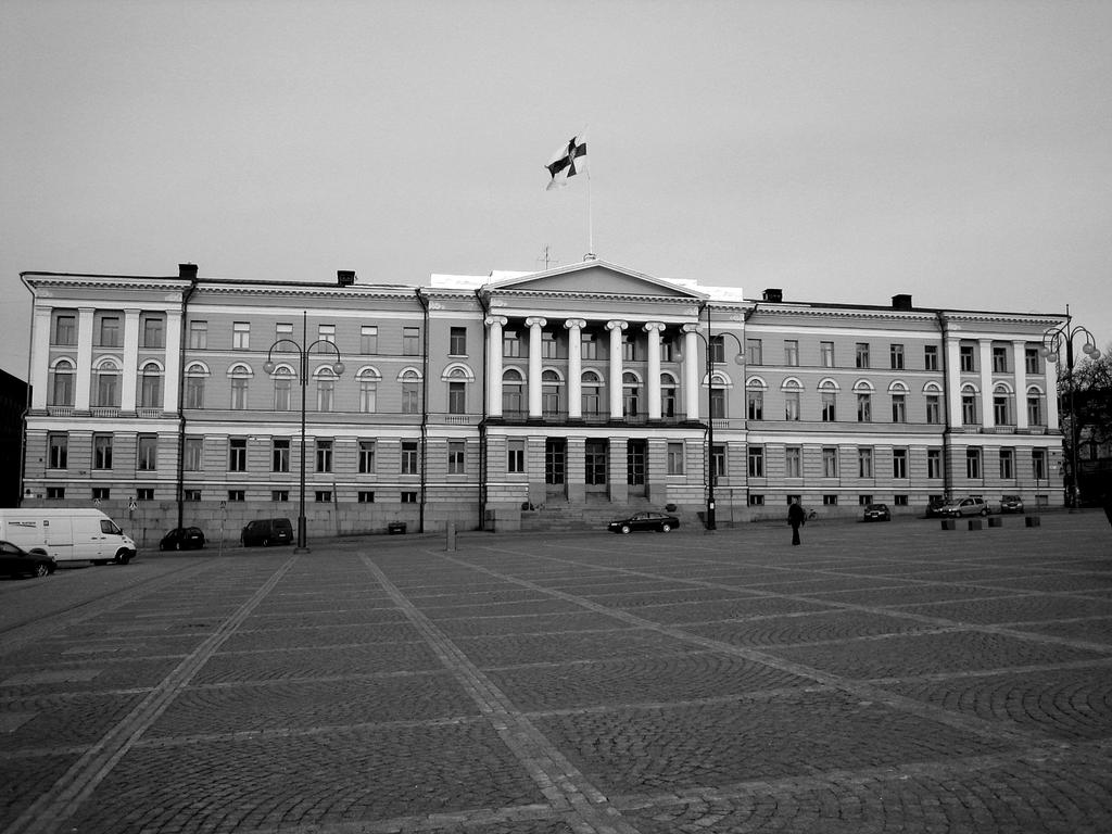 Suomenkielisen opetustarjonnan turvaaminen Tiede ja tutkimus on kansainvälistä, minkä vuoksi korkeakouluopinnoissa korostuu usein tarve kielten, erityisesti englannin, osaamiselle.