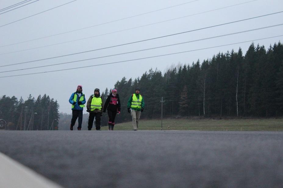 Jotkut joutuvat keskeyttämään ja silloin matkaa jatkava liittyy uuteen joukkueeseen. Turvallisuussyistä yksin ei saa kävellä.